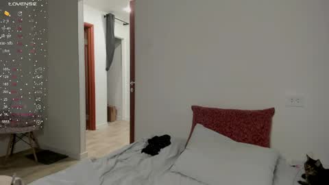 Veronica Tiia Lilith left to right online show from 04-03-26, 08:18