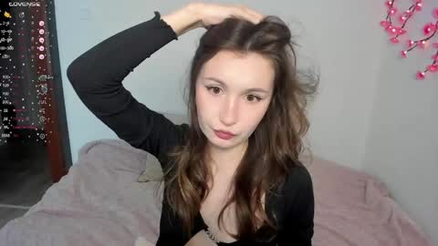 Veronica Tiia Lilith left to right online show from 04-11-26, 09:41