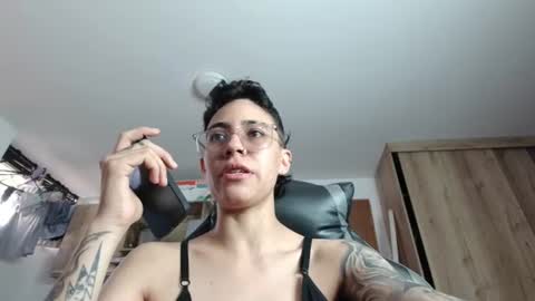 Snapshot of eva_monwalker chatting on 06-22-26, 01:08 Eva cute online show from 06-22-26, 01:08