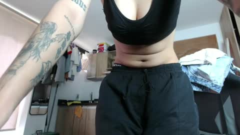 Snapshot of eva_monwalker chatting on 06-25-26, 01:48 Eva cute online show from 06-25-26, 01:48