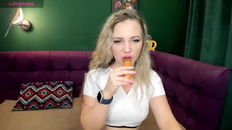 Snapshot of eva_moran chatting on 09-30-25, 01:54 Eva 3 online show from 09-30-25, 01:54