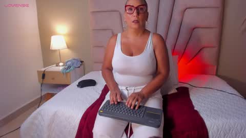 Snapshot of evaa_mills chatting on 05-04-26, 09:00 Eva online show from 05-04-26, 09:00