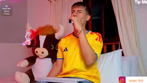 Snapshot of evaan_hot chatting on 06-19-26, 03:00 EVAN online show from 06-19-26, 03:00