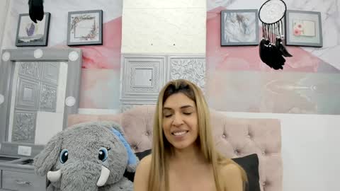 Snapshot of evaloviaa_ chatting on 02-06-25, 02:04 Eva online show from 02-06-25, 02:04