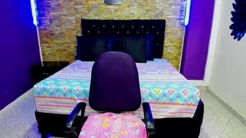 Snapshot of evaloviaa_ chatting on 02-24-25, 01:31 Eva online show from 02-24-25, 01:31