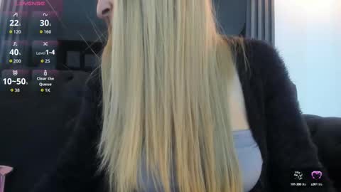 Snapshot of evaloviaa_ chatting on 09-22-25, 01:35 Eva online show from 09-22-25, 01:35