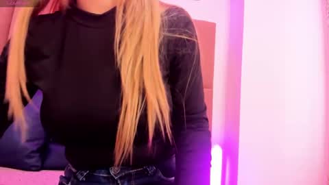 Snapshot of evaloviaa_ chatting on 10-18-25, 02:40 Eva online show from 10-18-25, 02:40