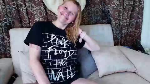 Snapshot of evangelyne_rose chatting on 11-27-25, 08:22 Evangelyne online show from 11-27-25, 08:22