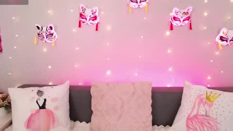 Snapshot of evarey_ chatting on 05-31-26, 04:31 Adelina online show from 05-31-26, 04:31