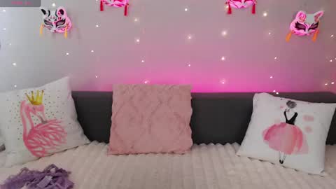 Snapshot of evarey_ chatting on 06-11-26, 04:54 Adelina online show from 06-11-26, 04:54