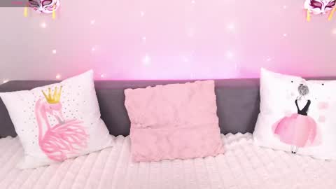 Snapshot of evarey_ chatting on 06-16-26, 06:05 Adelina online show from 06-16-26, 06:05