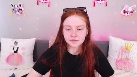 Snapshot of evarey_ chatting on 07-30-26, 07:18 Adelina online show from 07-30-26, 07:18