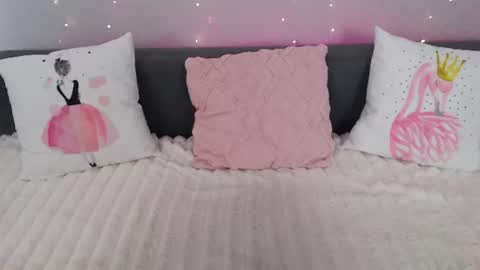 Snapshot of evarey_ chatting on 08-01-26, 04:34 Adelina online show from 08-01-26, 04:34