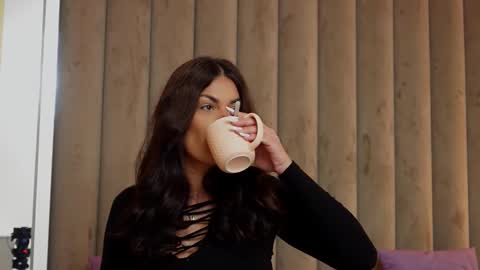 Snapshot of evarhea chatting on 09-23-25, 02:58 EvaRhea online show from 09-23-25, 02:58