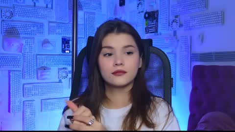 Snapshot of evathopson chatting on 01-05-25, 10:10 Eva next stream - - 1600 UTC2000 online show from 01-05-25, 10:10