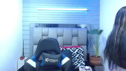 Snapshot of evelin_zaens chatting on 06-17-26, 04:37 evelin zaens online show from 06-17-26, 04:37