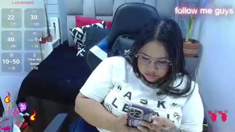 Snapshot of evelin_zaens chatting on 06-18-26, 09:14 evelin zaens online show from 06-18-26, 09:14