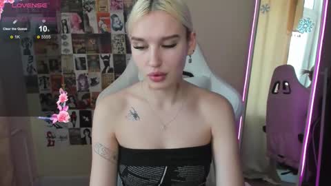 Snapshot of evelinalu chatting on 01-11-26, 06:29 Evelina online show from 01-11-26, 06:29