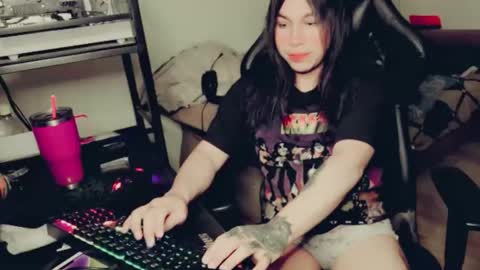 Snapshot of evelyn420521 chatting on 05-27-26, 08:11 evelyn420521 online show from 05-27-26, 08:11
