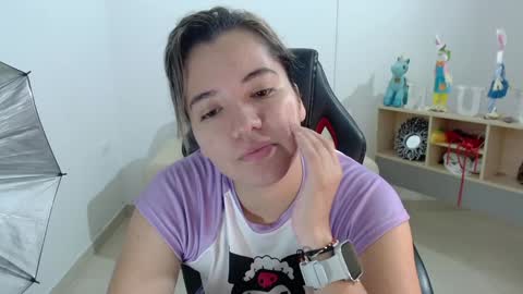 Snapshot of evelyn_2511 chatting on 12-14-24, 01:05 Evelyn online show from 12-14-24, 01:05