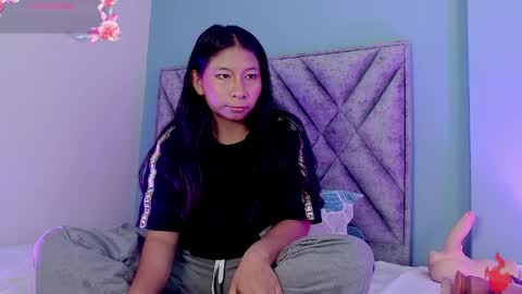 Snapshot of evelyn_flores1 chatting on 03-30-26, 04:13 online show from 03-30-26, 04:13