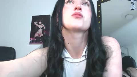 Snapshot of evelyn_sheeran chatting on 03-10-26, 04:50 Julieta online show from 03-10-26, 04:50