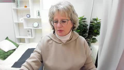 Evelyn online show from 09-23-25, 05:10