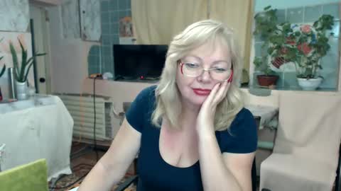 Snapshot of evelynloveshy chatting on 01-11-25, 08:21 BarbaraBlondy online show from 01-11-25, 08:21