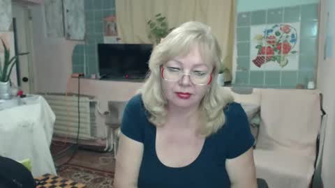 Snapshot of evelynloveshy chatting on 01-12-25, 08:03 BarbaraBlondy online show from 01-12-25, 08:03