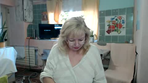 Snapshot of evelynloveshy chatting on 01-15-25, 09:13 BarbaraBlondy online show from 01-15-25, 09:13