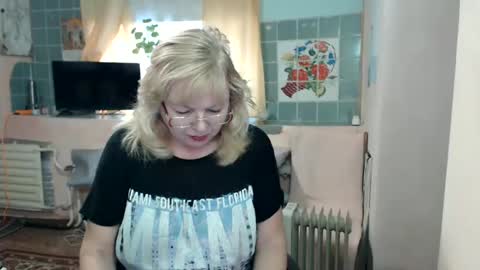 Snapshot of evelynloveshy chatting on 01-18-25, 08:41 BarbaraBlondy online show from 01-18-25, 08:41