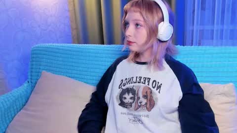 Snapshot of eves_eyes chatting on 10-23-25, 01:21 Forget me not eve on CB online show from 10-23-25, 01:21