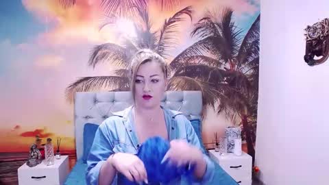 Evia online show from 11-20-25, 01:39