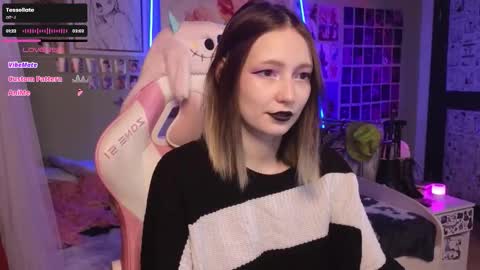 Snapshot of evie_rosen chatting on 01-06-26, 01:04 Evie online show from 01-06-26, 01:04