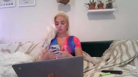 Snapshot of evillers1 chatting on 05-04-26, 12:28 Badblondebunny online show from 05-04-26, 12:28