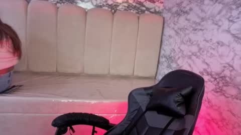 Snapshot of evy_lux_v chatting on 12-22-25, 03:47 Hi Stream 1000pm to 600am online show from 12-22-25, 03:47