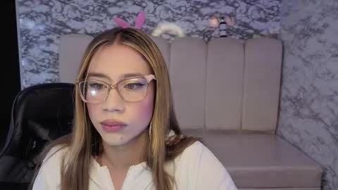 Snapshot of evy_lux_v chatting on 01-06-26, 04:05 Hi Stream 1000pm to 600am online show from 01-06-26, 04:05