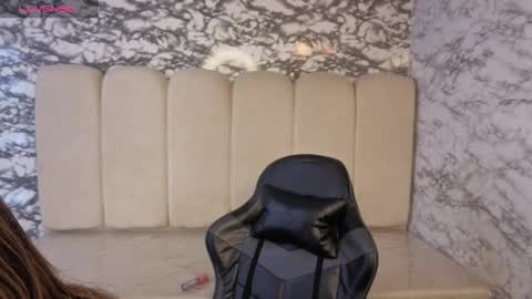 Snapshot of evy_lux_v chatting on 01-08-26, 04:15 Hi Stream 1000pm to 600am online show from 01-08-26, 04:15