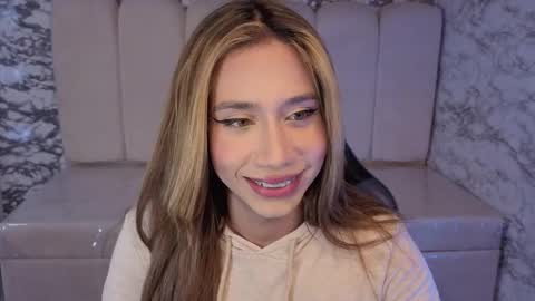 Snapshot of evy_lux_v chatting on 01-10-26, 04:03 Hi Stream 1000pm to 600am online show from 01-10-26, 04:03