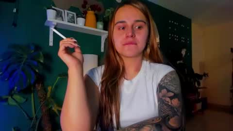 Snapshot of evy_orange1 chatting on 06-27-26, 01:10 EVY online show from 06-27-26, 01:10