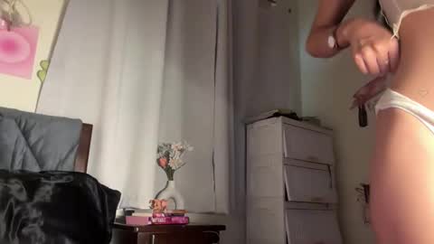 Snapshot of exoo_exoo_07 chatting on 11-28-25, 04:04 Angela online show from 11-28-25, 04:04