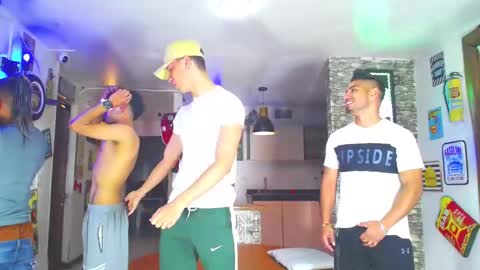 extrangers online show from 02-02-25, 12:02