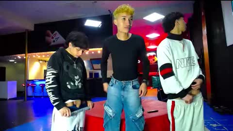 extrangers online show from 10-06-25, 12:13