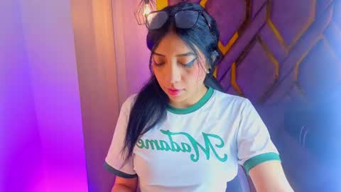Snapshot of ey_im_simone_ chatting on 06-22-26, 12:24 online show from 06-22-26, 12:24