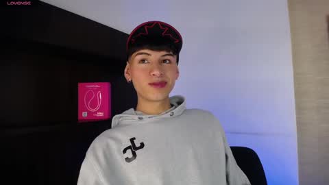 Snapshot of ezra_storm chatting on 10-05-25, 04:55 Juan online show from 10-05-25, 04:55