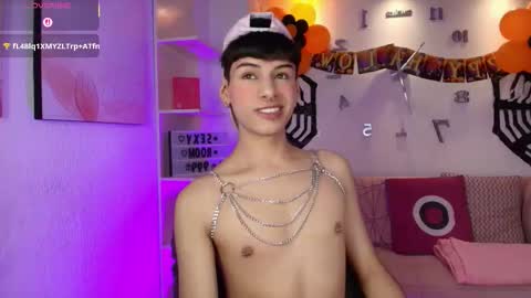 Snapshot of ezra_storm chatting on 10-23-25, 06:13 Juan online show from 10-23-25, 06:13