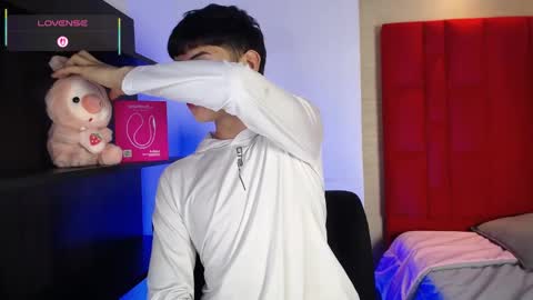 Snapshot of ezra_storm chatting on 10-24-25, 05:04 Juan online show from 10-24-25, 05:04