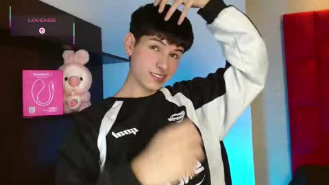 Snapshot of ezra_storm chatting on 11-20-25, 05:29 Juan online show from 11-20-25, 05:29