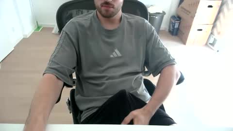 Snapshot of fabian_196 chatting on 05-27-26, 01:30 Call me bitch online show from 05-27-26, 01:30