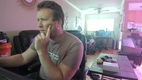 Snapshot of facedaddy chatting on 12-18-24, 03:00 Hungwun online show from 12-18-24, 03:00